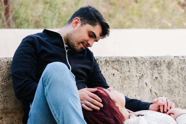 Ontspannen Jong Stel Zit Het Stadspark Praten Een Tedere Liefdevolle — Stockfoto