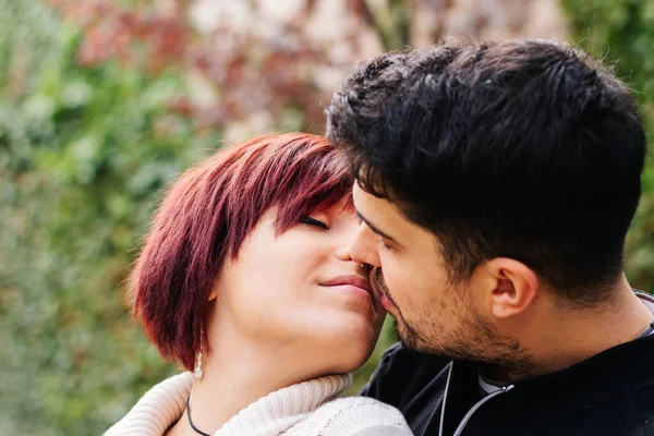 Deux Personnes Aimantes Ans Embrassant Extérieur Jour Saint Valentin — Photo