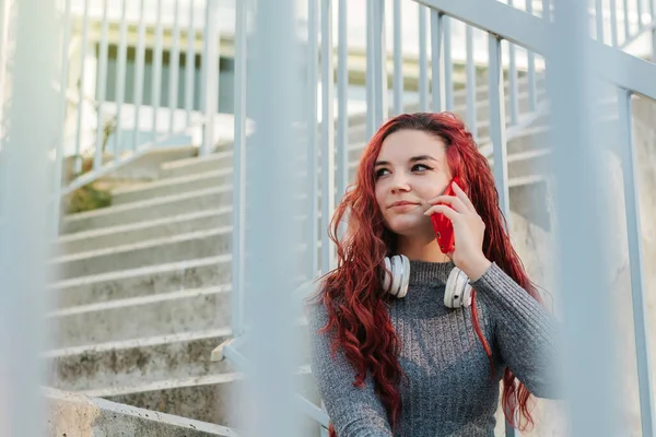 Mujer Joven Años Con Pelo Rojo Ondulado Usando Teléfono Móvil — Foto de Stock