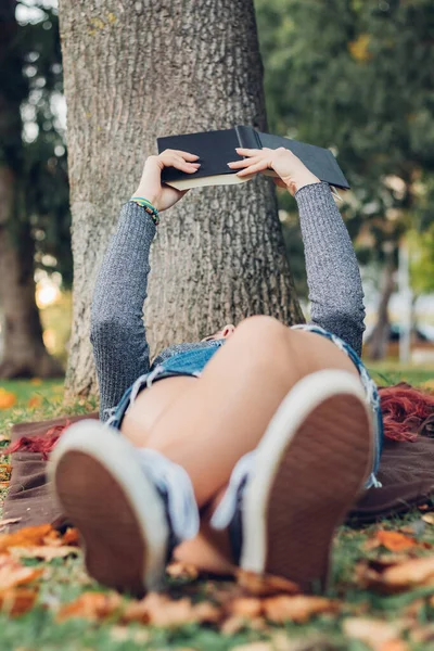Mädchen Liegt Auf Dem Gras Und Liest Ein Buch Natur — Stockfoto