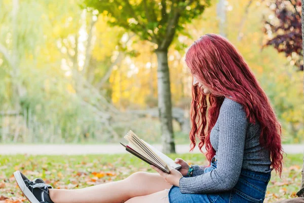 Eine Junge Rothaarige Frau Liest Auf Dem Rasen Park Ein — Stockfoto