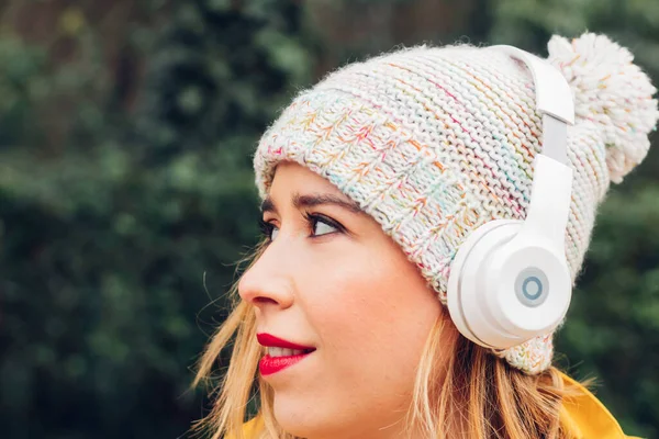 Face Portrait Modern Young Adult Woman Wearing Winter Hat Wireless —  Fotos de Stock