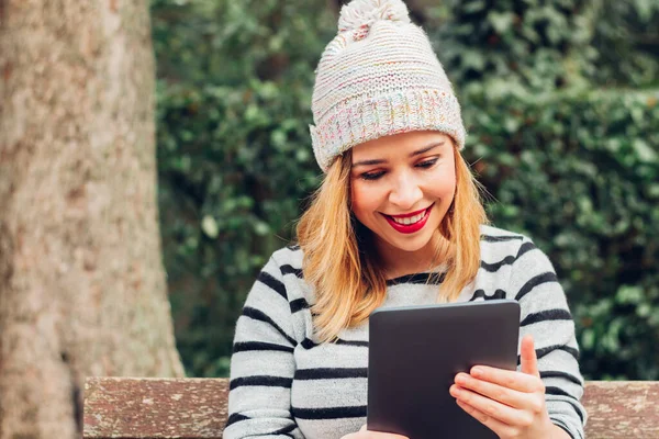 Mujer Joven Sonriente Usando Tableta Digital Con Una Cara Feliz —  Fotos de Stock