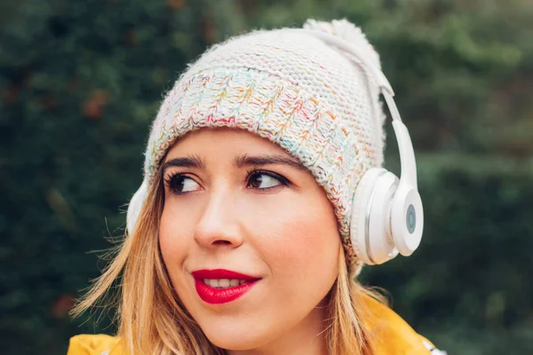 Retrato Una Mujer Escuchando Música Con Sus Auriculares Inalámbricos Con —  Fotos de Stock