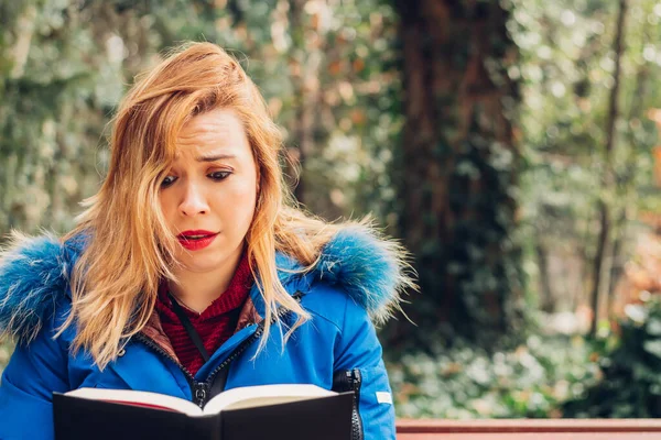 Junge Erwachsene Frau Liest Ein Buch Mit Einem Ausdruck Der — Stockfoto