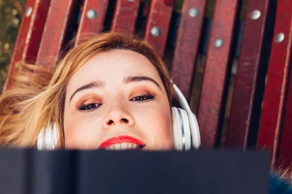 Vista Superior Cara Una Hermosa Mujer Adulta Joven Leyendo Libro —  Fotos de Stock