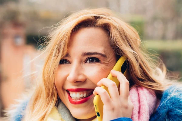 Zdjęcie Szczęśliwej Jasnowłosej Kobiety Rozmawia Przez Telefon Śmieje Się Pozytywnie — Zdjęcie stockowe
