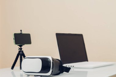 Çevrimiçi içerik yaratıcısı için ev kayıt stüdyosu. Teknoloji, vlog, sanal gerçeklik ve serbest çalışma kavramı.