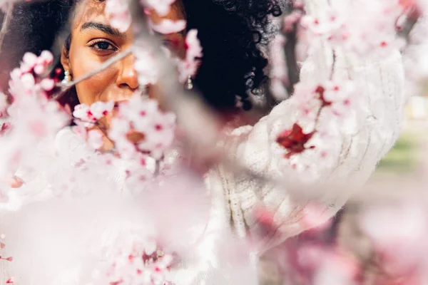 Mujer Adulta Joven Rodeada Flores Rosadas Temporada Primavera Mujer Ted — Foto de Stock