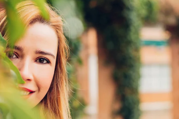 Vista Cerca Una Mujer Adulta Asomándose Mirando Cámara Aire Libre — Foto de Stock