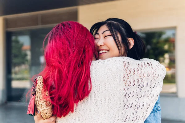 Japońskie Siostry Przytulające Się Zjeździe Azjatyckie Etniczne Kobiety Witają Się — Zdjęcie stockowe