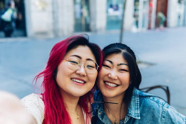 Azjatyckie Młode Przyjaciółki Uśmiechnięte Bawiące Się Robieniem Selfie Mieście Orientalne — Zdjęcie stockowe