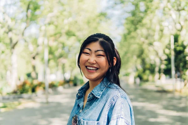 Portret Szczęśliwej Japonki Zewnątrz Uśmiechniętej Kamery Azjaci — Zdjęcie stockowe