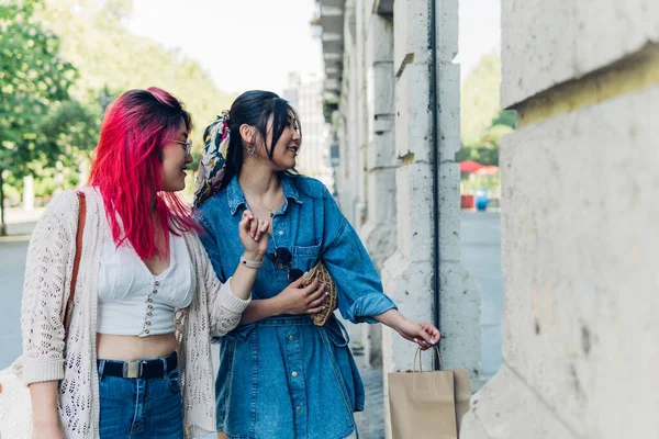 Dwie Młode Azjatki Robiące Zakupy Witrynie Sklepu Młode Kobiety Kupujące — Zdjęcie stockowe