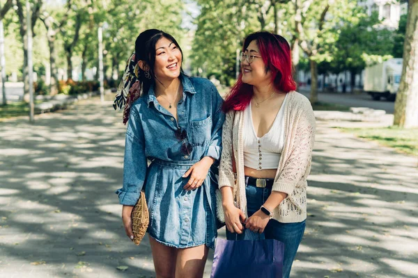 Dwie Azjatki Spacerujące Szczęśliwie Mieście Japońskie Siostry Śmieją Się Rozmawiają — Zdjęcie stockowe