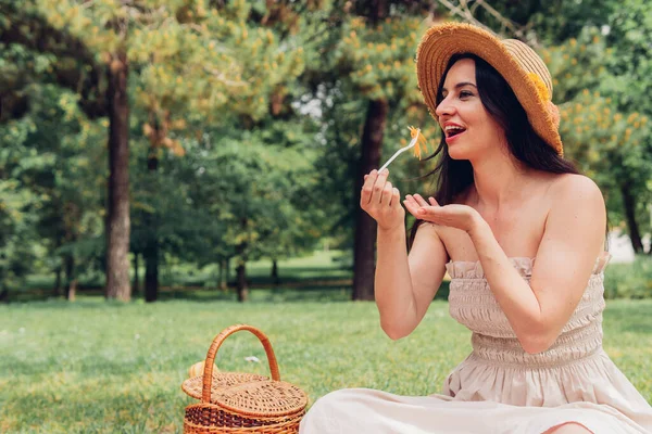 Mujer Adulta Que Lleva Sombrero Comiendo Ensalada Picnic Naturaleza Día —  Fotos de Stock