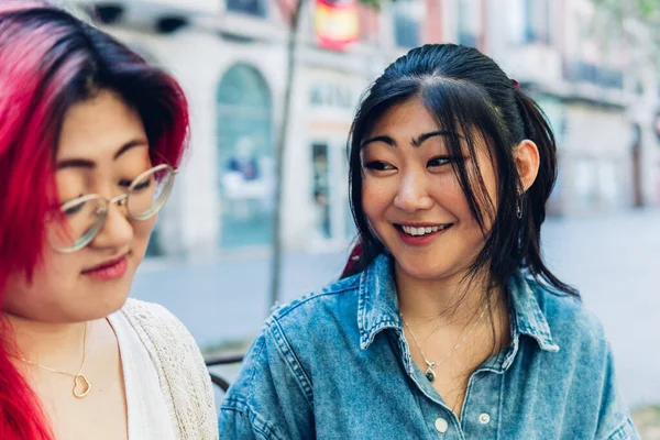 Alegre Joven Asiática Hembra Denim Camisa Sonriendo Apoyando Triste Hermana — Foto de Stock