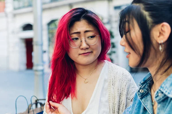 Joven Japonesa Tocando Teñido Pelo Rojo Novia Escéptica Hablando Mientras — Foto de Stock