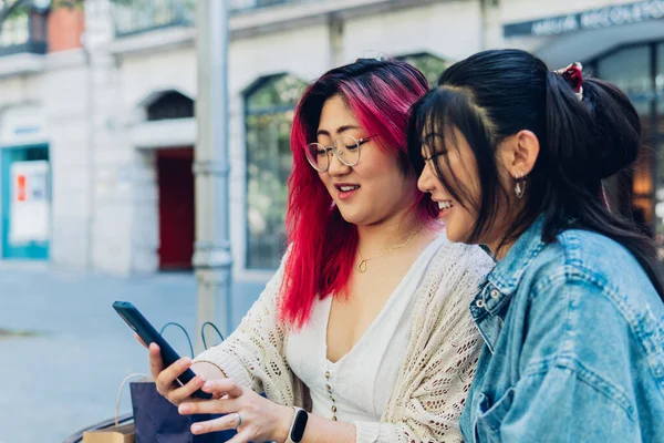 Jóvenes Mujeres Japonesas Ropa Casual Sonriendo Navegando Por Las Redes —  Fotos de Stock