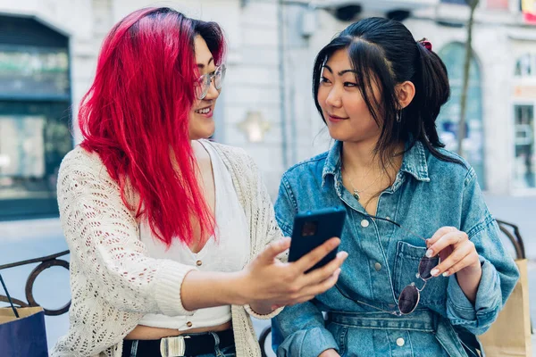 Jóvenes Novias Asiáticas Ropa Casual Sonriendo Mirándose Mientras Navegan Por —  Fotos de Stock