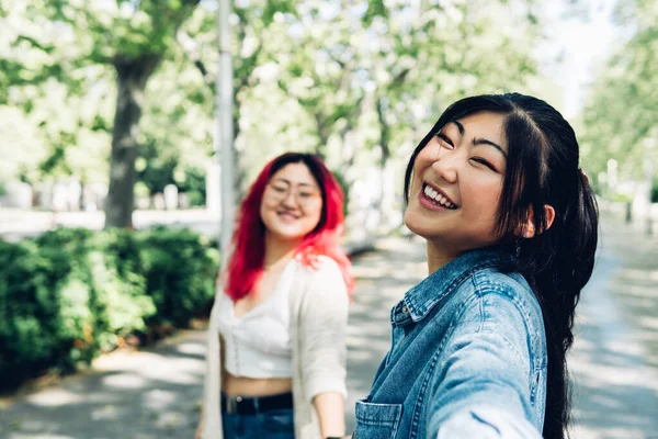 Feliz Joven Japonesa Hembra Camisa Mezclilla Sonriendo Tomando Selfie Callejón — Foto de Stock