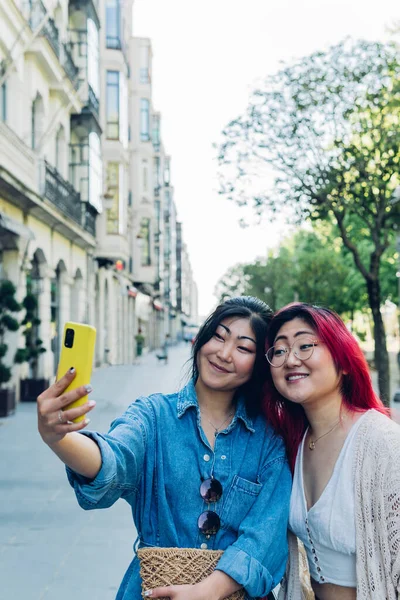 Feliz Joven Asiática Novias Ropa Casual Sonriendo Tomando Selfie Través —  Fotos de Stock