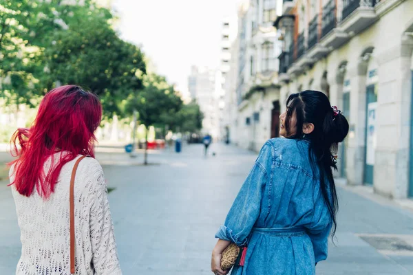 Vista Posterior Joven Mujer Asiática Vestido Mezclilla Sonriendo Mirando Novia — Foto de Stock