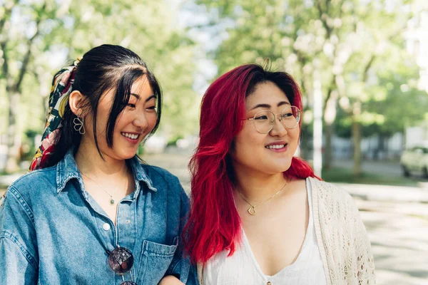 Szczęśliwy Azjatki Młode Kobiety Ubraniach Casual Uśmiechając Się Patrząc Daleko — Zdjęcie stockowe