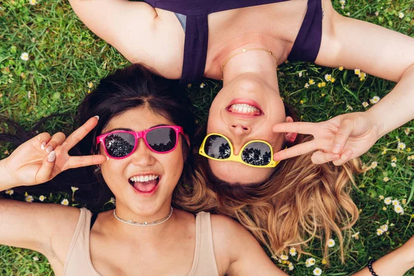 Top View Diverse Women Trendy Sunglasses Gesturing Sign Looking Camera — Zdjęcie stockowe