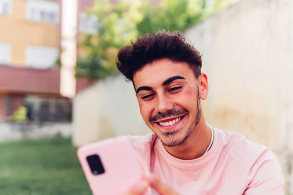 Positieve Jonge Bebaarde Man Casual Kleding Glimlachen Kijken Naar Camera — Stockfoto