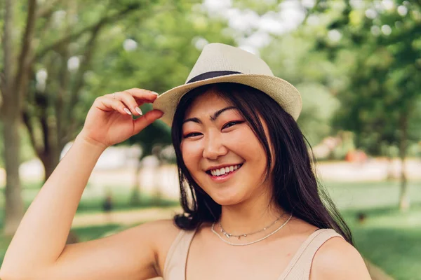 Portrait Young Asian Woman Her 20S Wearing Hat Smiling Outdoors — Foto de Stock