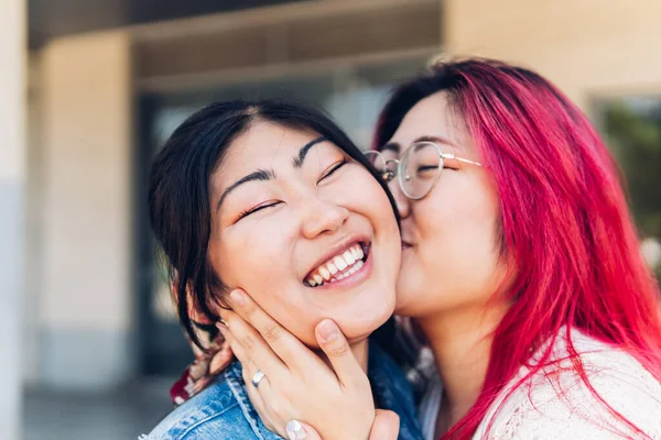 Asiatiska Systrar Kysser Familjesammankomst Japansk Flicka Med Perfekt Leende Och — Stockfoto