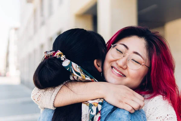 Zjazd Dwóch Azjatyckich Sióstr Przytulających Się Nawzajem — Zdjęcie stockowe