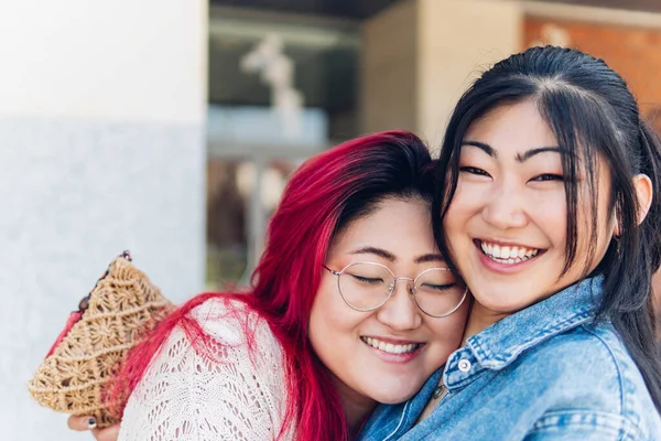 Dwie Dziewczyny Azjatyckie Przyjaciółki Przytulające Się Uśmiechnięte Szczęśliwe Białymi Zębami — Zdjęcie stockowe