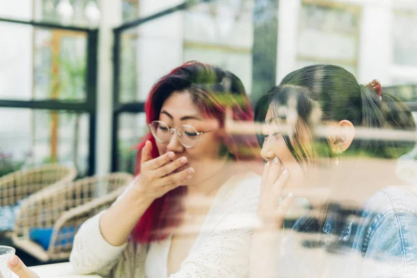 Dos Amigas Divirtiéndose Una Cafetería Detrás Ventana —  Fotos de Stock