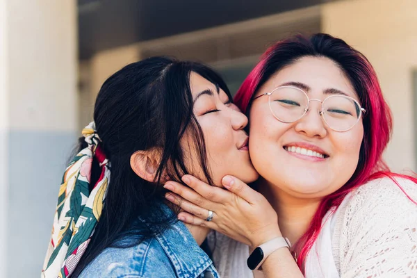 Close Dwóch Emocjonalnie Szczęśliwych Azjatyckich Przyjaciół Przytulanie Całowanie Spotkanie Ponownie — Zdjęcie stockowe