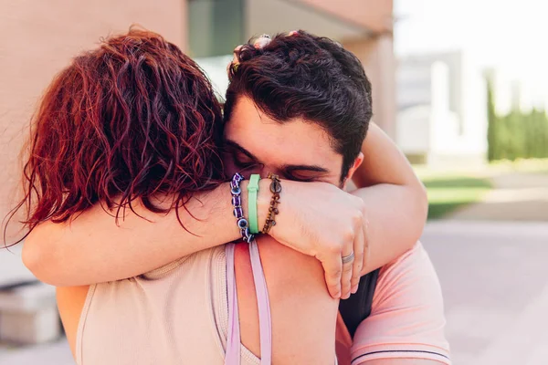 屋外の会議で抱き合っている認識できない若いカップル 匿名の人々 — ストック写真