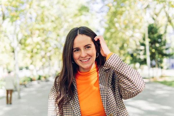 Mujer Joven Con Mano Pelo Sonrisa Perfecta Caminando Por Ciudad — Foto de Stock