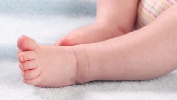 Nahaufnahme beweglicher Beine und Füße eines kleinen Babys — Stockvideo
