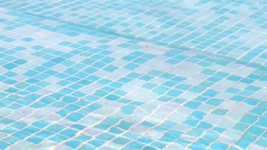 Su yüzeyi dokusu, hızlı hareket temiz dalgalanma ve havuz dalgası, güneş ışığı kırılması, üst manzara, yakın çekim.