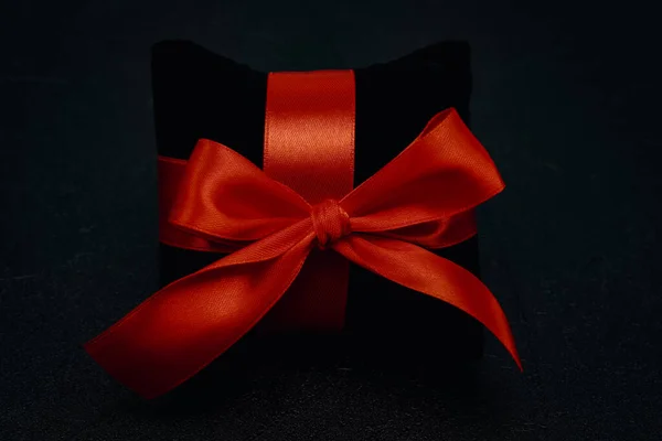 Black Small Velor Gift Pillow Red Ribbon Tied Bow Lies — Stock Photo, Image