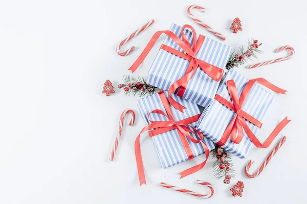 Három Ajándékdoboz Kék Csíkban Piros Szalaggal Édességgel Karácsonyfákkal Egy Bolyhos — Stock Fotó