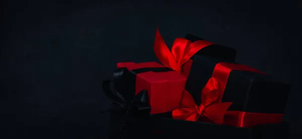 Sacchetto Carta Con Tre Scatole Regalo Destra Uno Sfondo Nero — Foto Stock