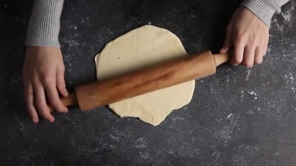 Una Pasticciera Stende Pasta Lievito Cruda Focacce Pizza Mattarello Legno — Video Stock