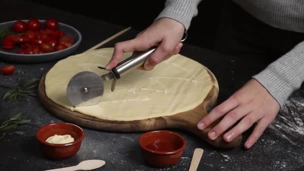 Malá Holčička Krájí Vánoční Stromeček Domácí Těsto Pizzu Nožem Řezací — Stock video