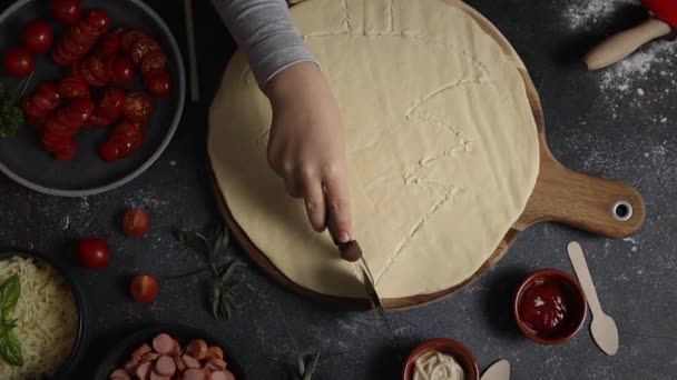 Dziewczynki Kroją Ciasto Domowej Roboty Pizzą Przy Choince Nożem Desce — Wideo stockowe