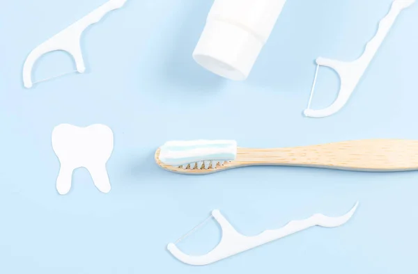 Bambus Zahnbürste Zahnpasta Zahnseide Zahnstocher Und Papierzahn Auf Weichem Fliederfarbenem — Stockfoto
