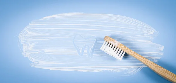 Bambu Tandborste Med Smetad Tandkräm Och Målad Tand Mjuk Blå — Stockfoto
