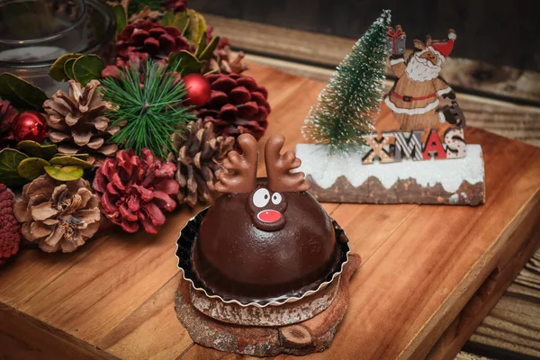 Ein Schokohirsch Auf Einem Holztablett Mit Weihnachtsdekoration Auf Einem Braunen — Stockfoto