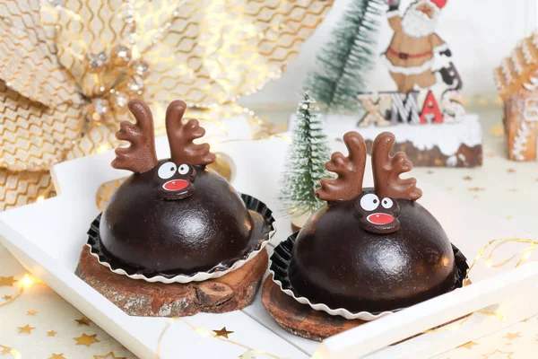 Masada Beyaz Ahşap Tepside Iki Çikolatalı Geyik Keki Noel Süslemesi — Stok fotoğraf